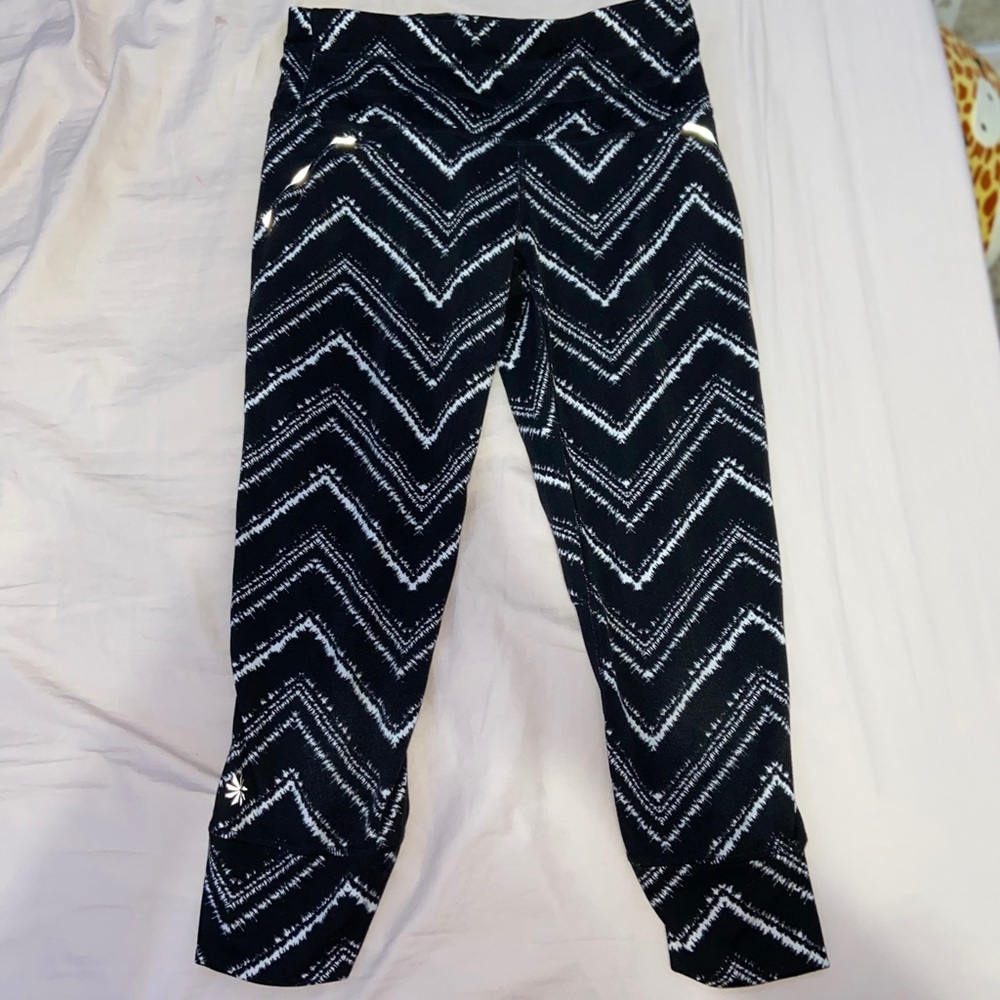 black and white athleta yoga pants